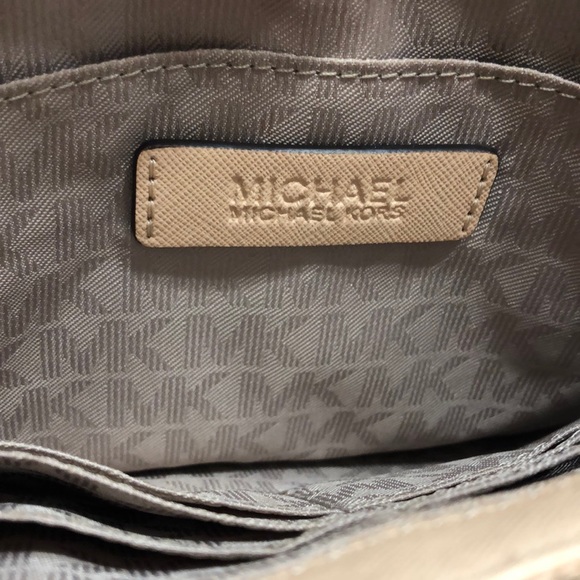 Michael Kors blush crossbody purse with gold - Picture 4 of 7